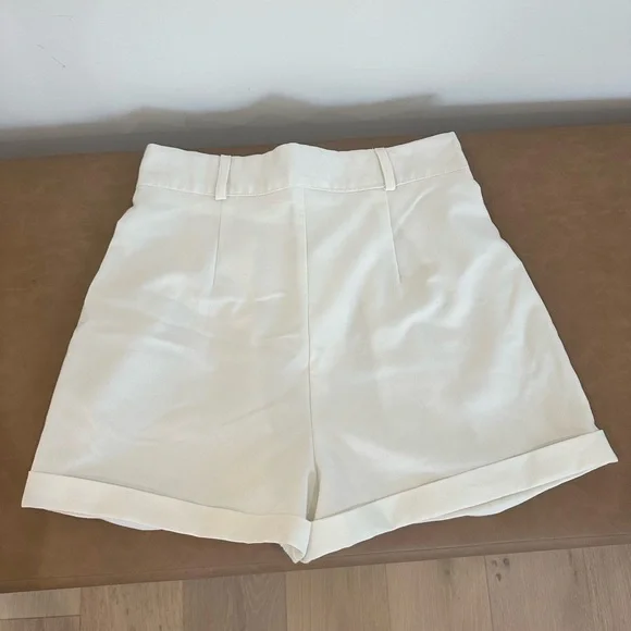 Nasty Gal High Waist White Shorts with Pleats - Picture 4 of 6
